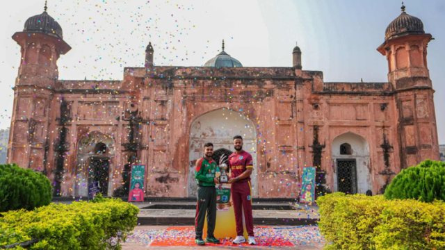 ঐতিহাসিক লালবাগ কেল্লায় ট্রফি হাতে দুই অধিনায়ক মিরাজ-হোপ