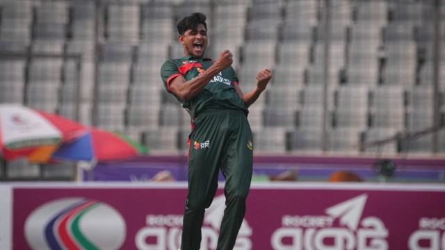 নাহিদের গতির তোপে ২০০'র আগেই শেষ নিউজিল্যান্ড