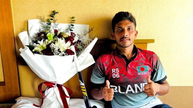 নিজের শততম ম্যাচ খেলে দেশের মান বাঁচালেন রোমান সরকার