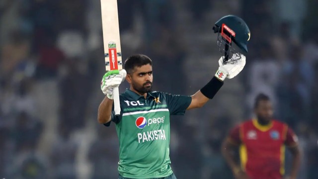 যে বিশ্ব রেকর্ড হাতছানি দিচ্ছে বাবর আজমকে
