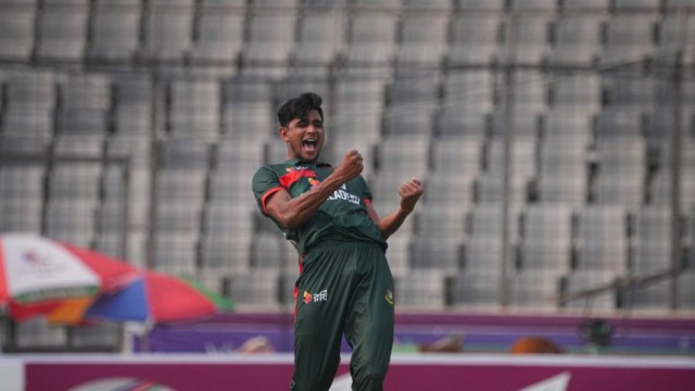 জুটি গড়ে খেলছেন রিজওয়ান-সালমান