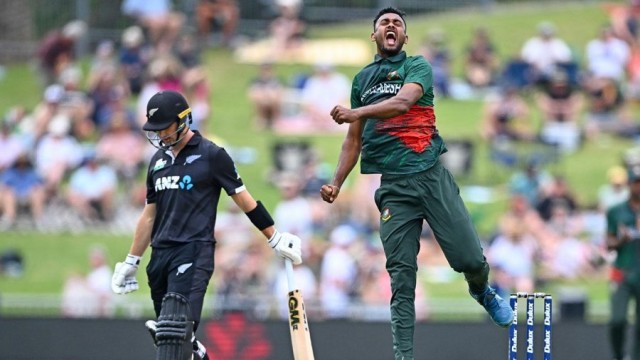 নিউজিল্যান্ড আসছে এপ্রিলে
