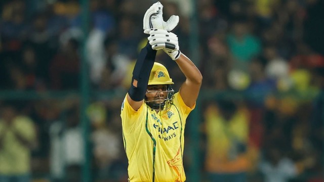 ২৮ কোটির দুই ক্রিকেটারকে ম্লান করে দিচ্ছেন ৭৫ লাখের সরফরাজ