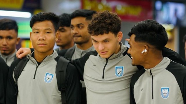 এক সঙ্গে ফুটবলে ৩ দল দেশের বাইরে,