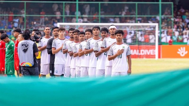 সাফজয়ী কিশোর ফুটবলারদের প্রশংসায় ভাসালেন তারকা ক্রিকেটাররা