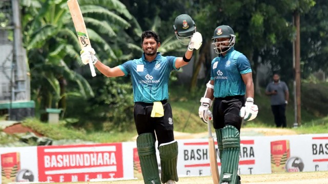 চার-ছক্কার বৃষ্টিতে সেঞ্চুরির সিংহাসনে এনামুল
