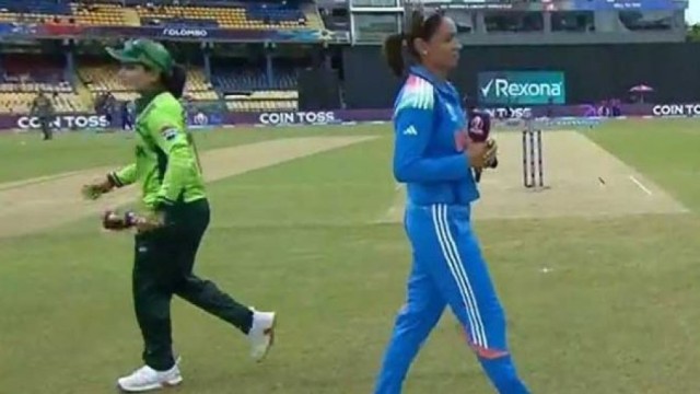 নারীদের বিশ্বকাপেও হ্যান্ডশেক করেননি ভারত-পাকিস্তানের অধিনায়করা