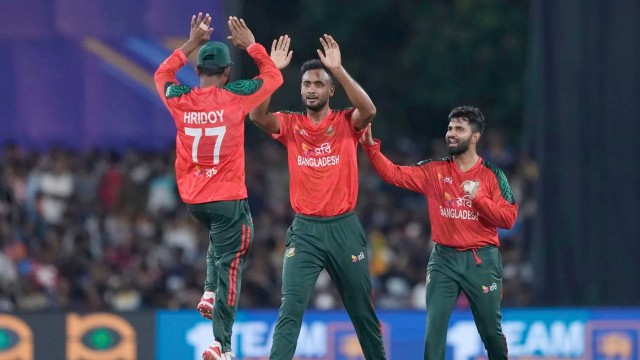 টস জিতে ফিল্ডিং নিয়েছে বাংলাদেশ