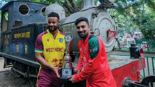 ঐতিহাসিক রেল ভবনের সামনে টি-টোয়েন্টি সিরিজের ট্রফি উন্মোচন