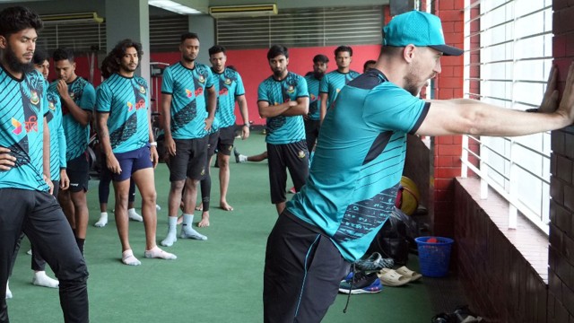 চাকরি ছাড়লেন নাথান কেলি