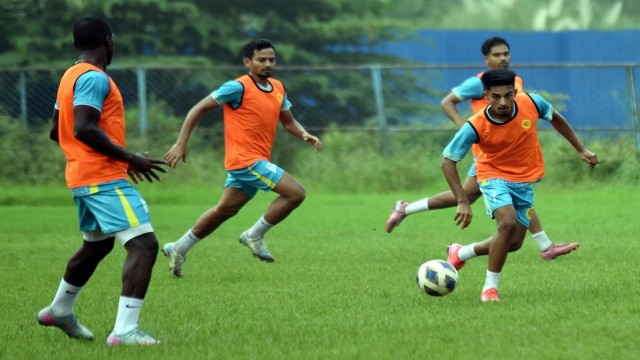 আবাহনী-মোহামেডান মাঠে নামছে আগামীকাল