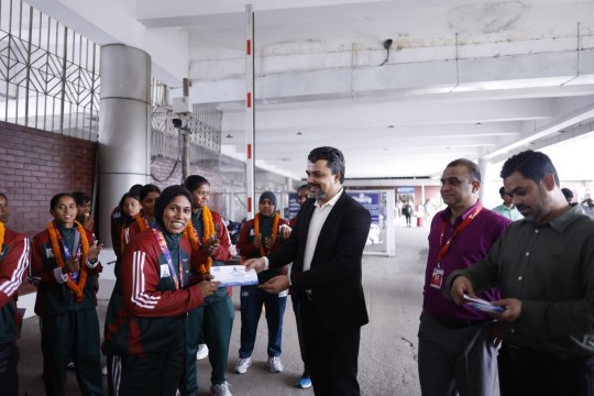 অপরাজিত চ্যাম্পিয়নের পুরস্কার পেলেন হকির মেয়েরা